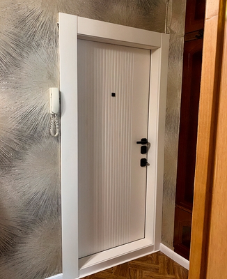 Белая квартирная дверь