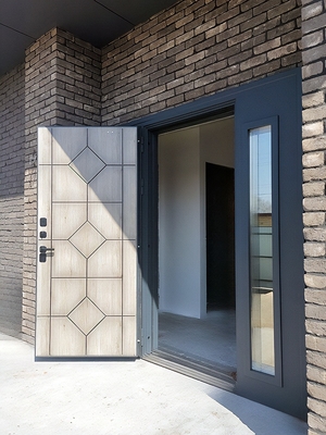 Дверь с металлобагетом и стеклом