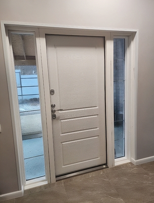 Дверь со стеклами по бокам