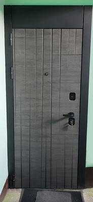 Стальная дверь с верхней вставкой